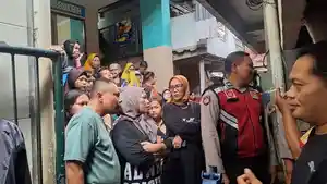 Warga-menyaksikan-proses-rekonstruksi-kasus-mayat-tanpa-kepala-di-Muara-Baru.jpg