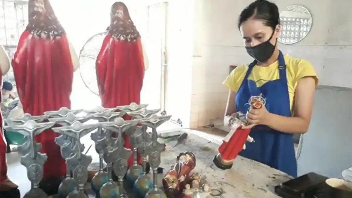 Harga Bersaing, Ini Proses Pembuatan Patung Yesus di Serpong