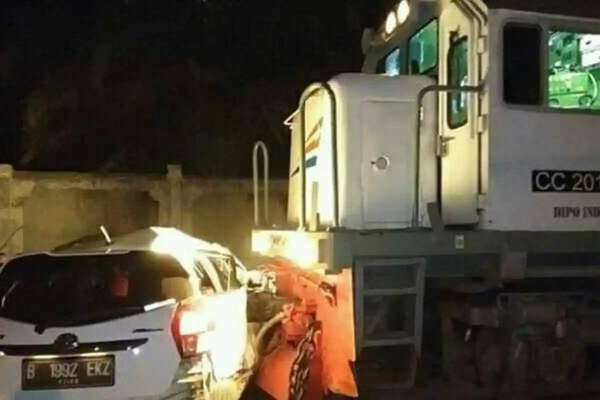 4 Motor dan 1 Mobil Tertabrak Kereta Api di Stasiun Purwosari, Gadis Ini Lolos dari Maut: Hanya Luka
