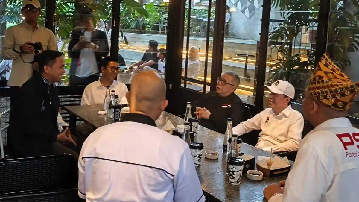 Tiba di Kopi Nako Bandar Lampung, Jokowi Beri Arahan Pengurus PSI Se-Lampung - Tribunlampung.co.id