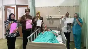 Dispendukcapil-Jember-serahkan-dokumen-Adminduk-kepada-ibu-melahirkan.jpg