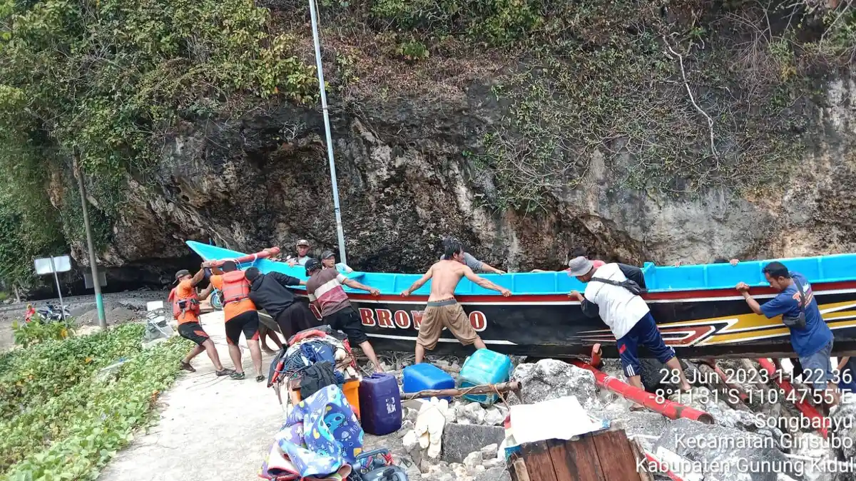 Tim SAR Evakuasi Perahu Terdampar di Pantai Sadeng Gunungkidul, Satu Nelayan Selamat