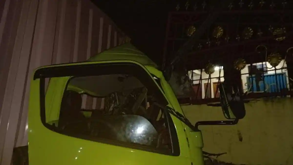 Rumah Warga Banyumas Ambruk Dihantam Truk Rem Blong, Pemilik Trauma dan Rugi Puluhan Juta
