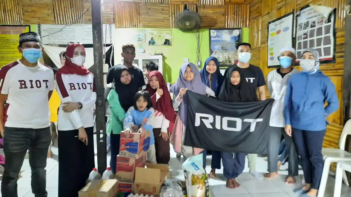 Rayakan Anniversary Ketiga, RIOT Makassar Berbagi Paket Sembako di 3 Panti Asuhan di Makassar