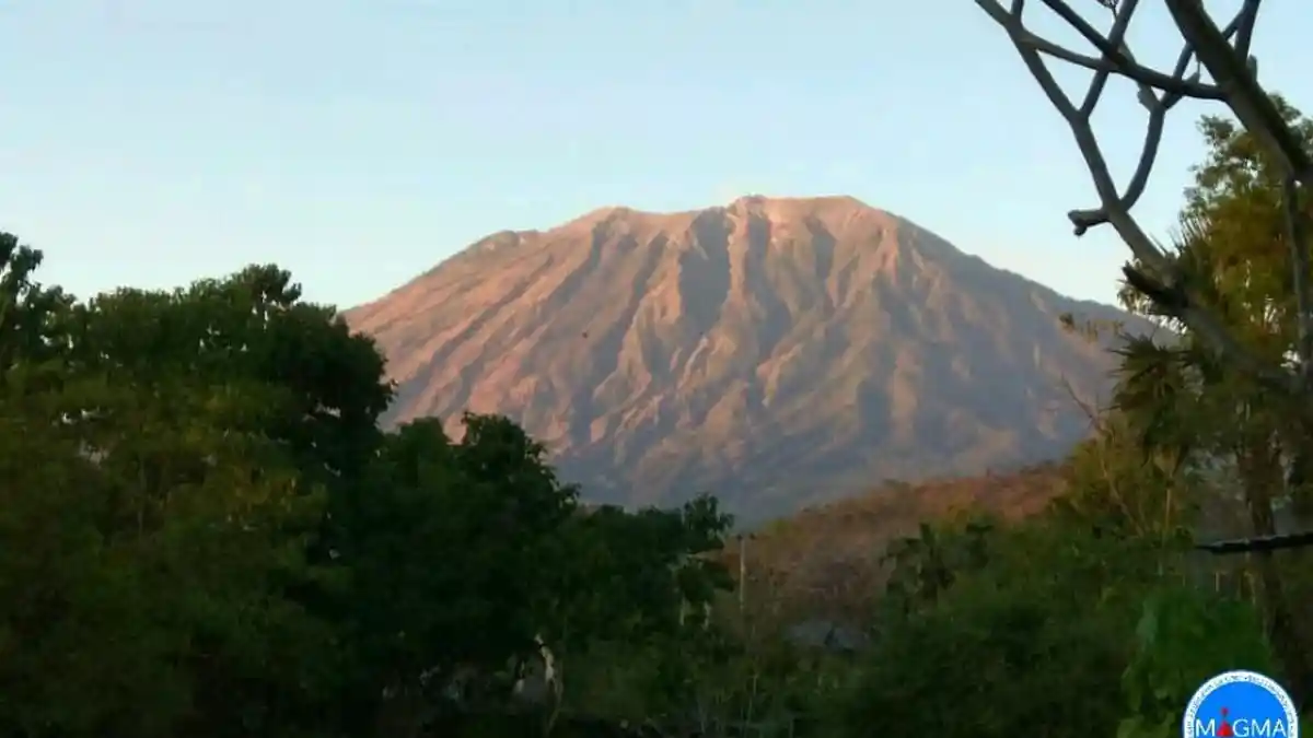 Pasutri Asal Sesetan Tersesat di Gunung Agung, Ditemukan Dini Hari Dalam Keadaan Lemas