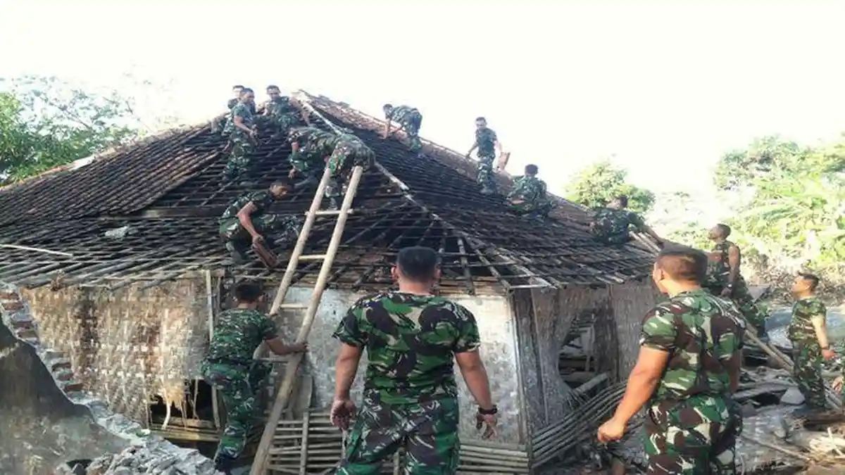 Personel TNI Bantu Bongkar Rumah Warga Terdampak Waduk Jatigede