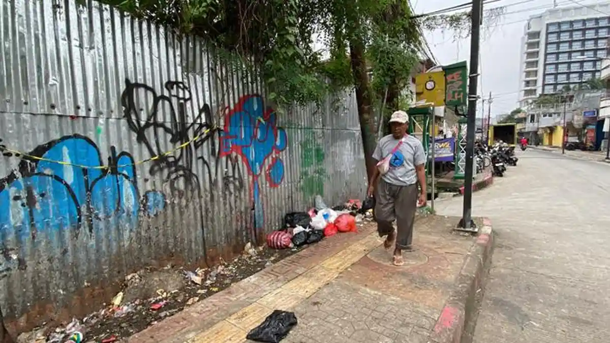 Sampah Menumpuk di Pedestrian Jalan Roda, Warga Minta DLH Kota Bogor Bangun TPS
