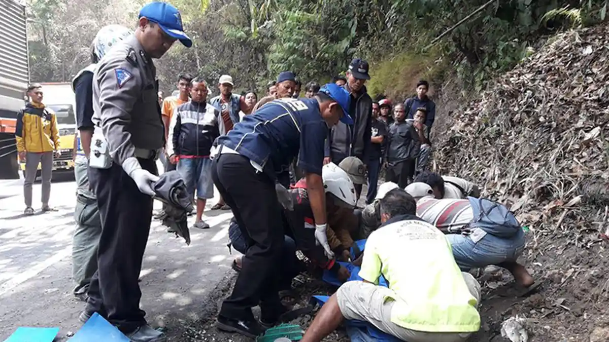 Tewaskan 2 Orang, Truk Sempat Tabrak Kendaraan Lain Sebelum Terguling di Sumedang