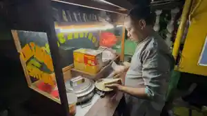 Pedagang-Lontong-Sayur-Ini-Tinggalkan-Dagangan-Demi-Jadi-Relawan-Bencana.jpg