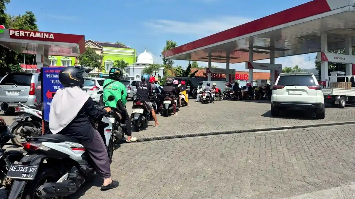Warga Ponorogo Keluhkan Kelangkaan BBM Bersubsidi dan Picu Antrean Panjang di SPBU - Surya.co.id