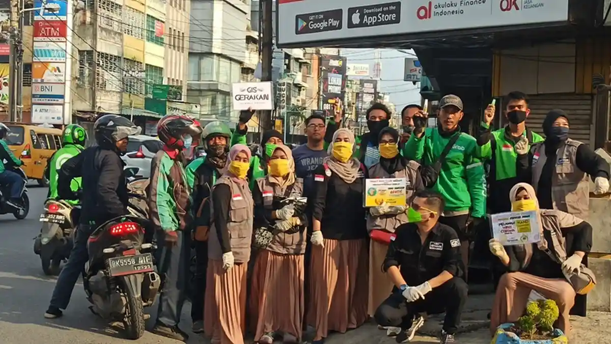 GIS Bagikan Hand Sanitizer Gratis Kepada Ratusan Ojoldi Medan