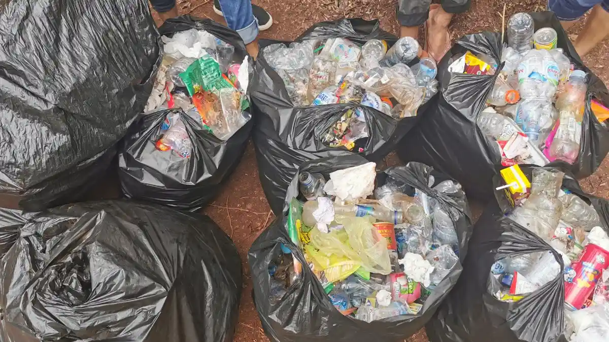 Baper dengan Sampah Berserakan di Siwang Paradise, Komunitas Ini Lakukan Aksi Pembersihan
