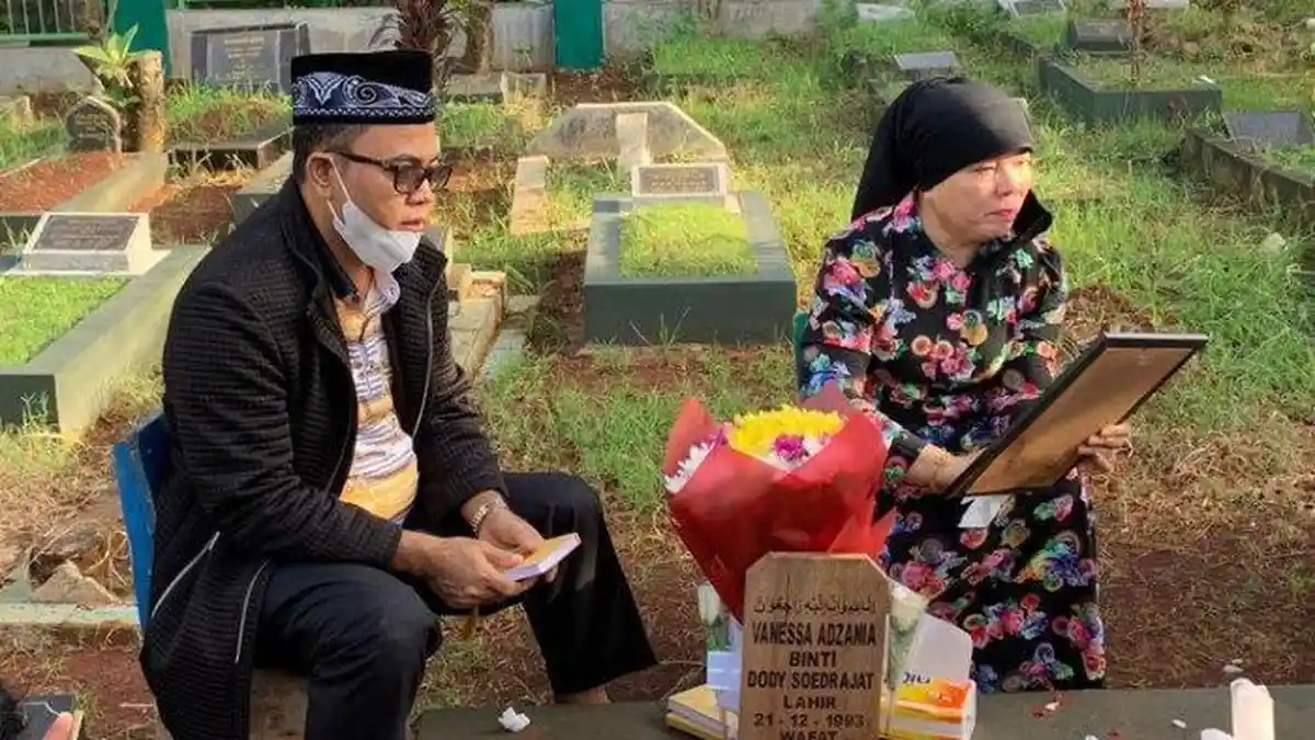 Tangis Faisal dan Keluarga Pecah di Makam Vanessa dan Bibi