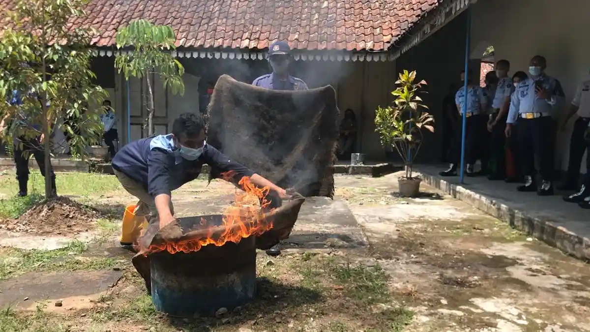 Warga Binaan Rutan Salatiga Latihan Padamkan Kebakaran