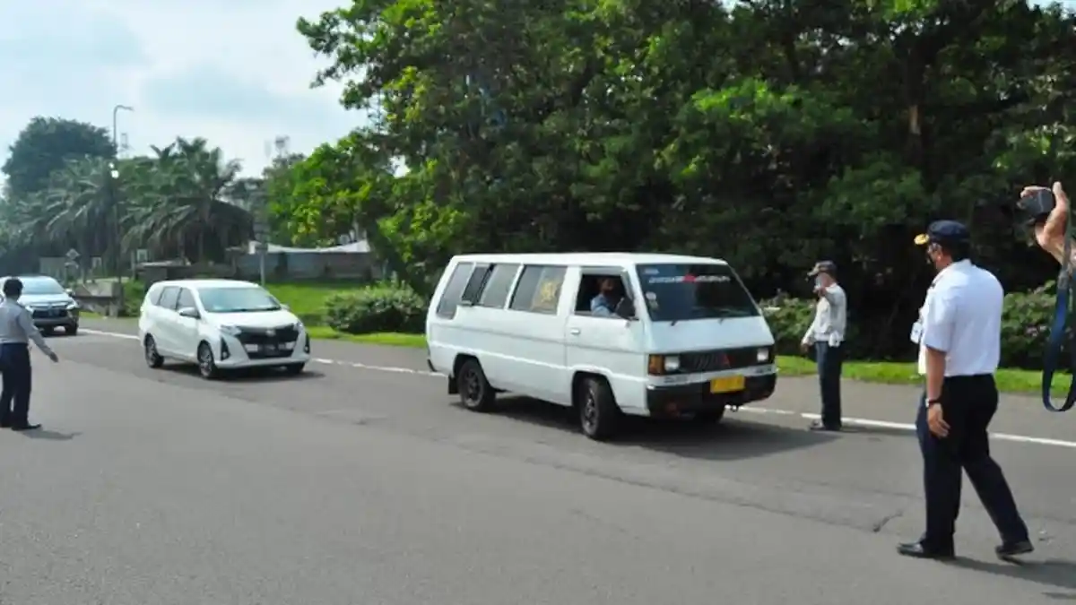 Bawa Tiga Penumpang, Sopir Angkot Elf Jurusan Bogor-Cianjur Pasrah Disuruh Putar Balik Petugas