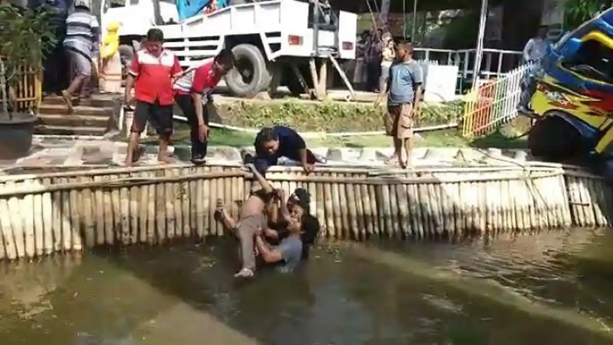 Sopir Tewas Tertindih Badan Truk yang Masuk ke Kolam Ikan