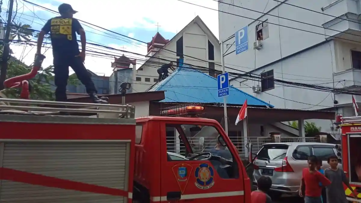 Kebakaran Hanguskan Atap Mes Karyawan Indojaya di Ambon, Penyebab Belum Diketahui