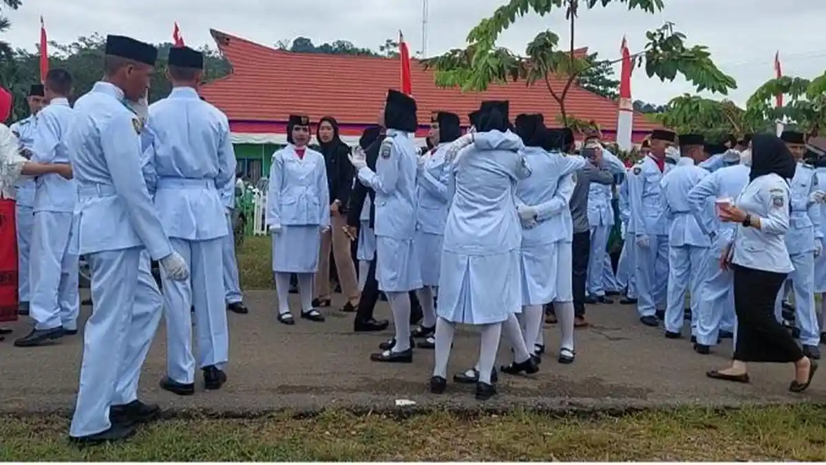 Tangis Haru Pecah Usai Pengibaran Bendera Merah Putih saat HUT RI ke-77 di Konawe Utara Sultra