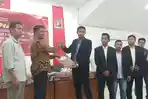 Penyerahan-Berita-Acara-Hasil-Sidang-Pleno-Perolehan-Suara-Pemilu-di-Sumba-Timur.jpg