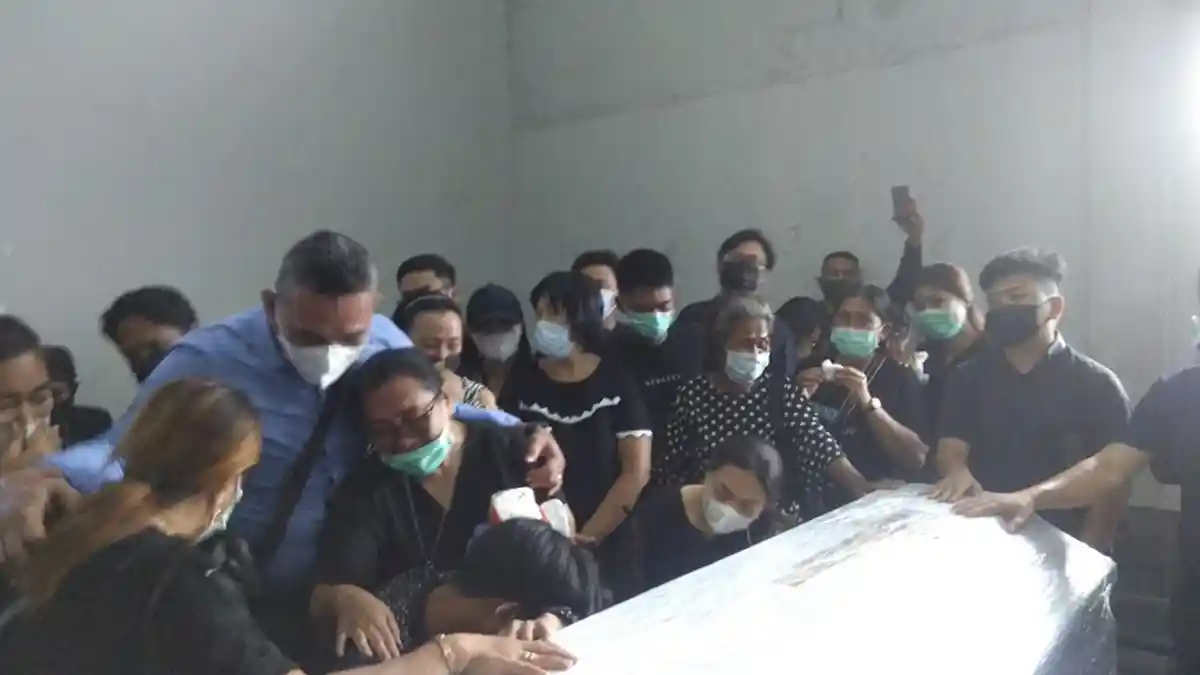 Warga Menangis dalam Ibadah Pelepasan Almarhum Wabup Sangihe di Pelabuhan Manado