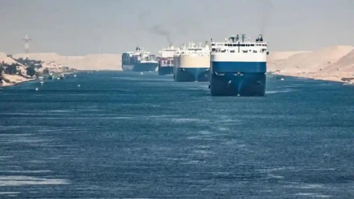 Kapal Minyak Terdampar di Terusan Suez Mesir, Kapal Tunda Tarik Kembali ke Perairan
