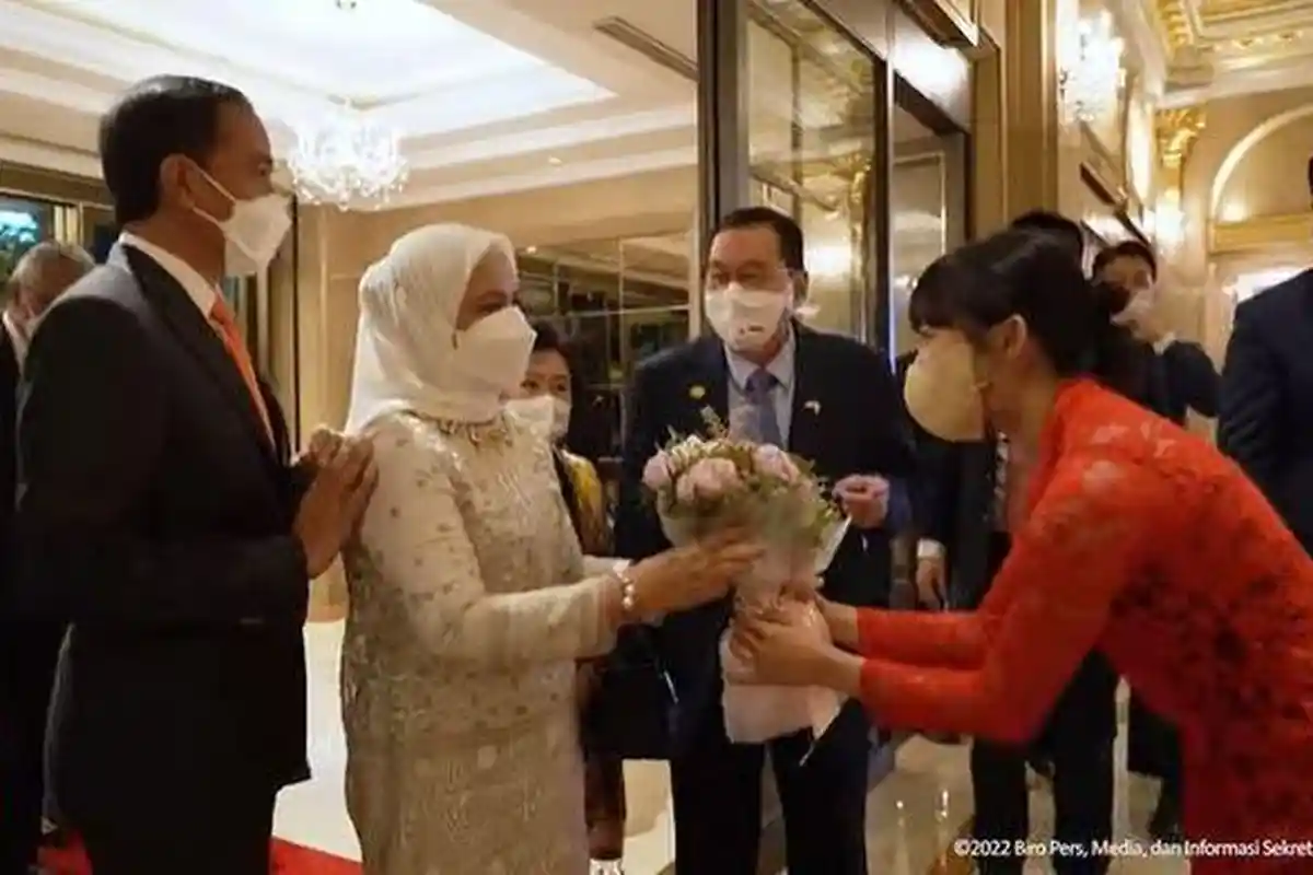 Ikut Memberi Salam dengan Bahasa Jawa, Dita Karang Sambut Kedatangan Presiden Jokowi di Korea