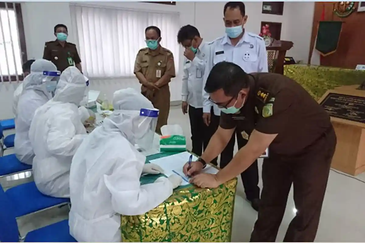 Cegah Penyalahgunaan Narkotika, BNNK Karangasem Gelar Tes Urine di Kejari Karangasem, Ini Hasilnya