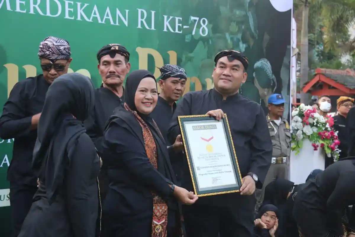 Cetak Rekor MURI, 5.731 Peserta Berpakaian Adat Samin Nikmati Sego Buntel Daun Jati di Blora