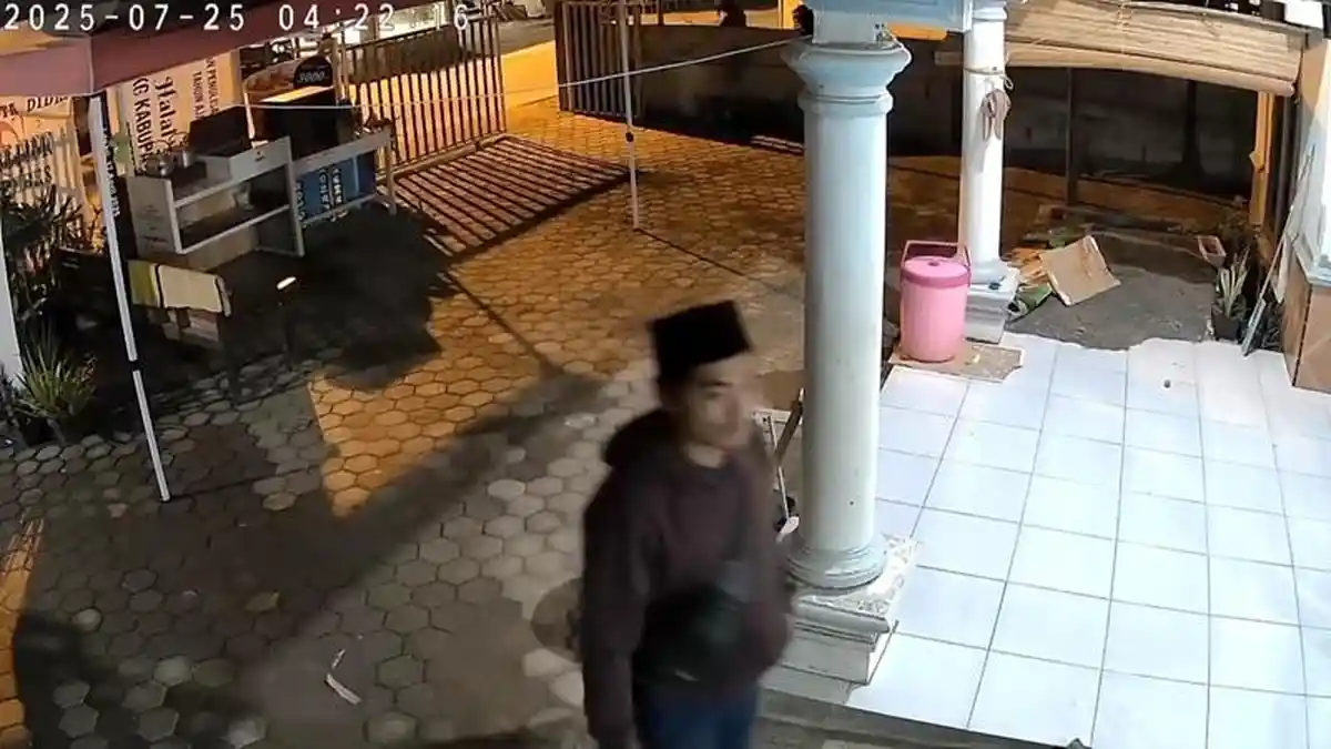 Viral Aksi Pria Berpeci di Losari Brebes Jadi Pelaku Curanmor