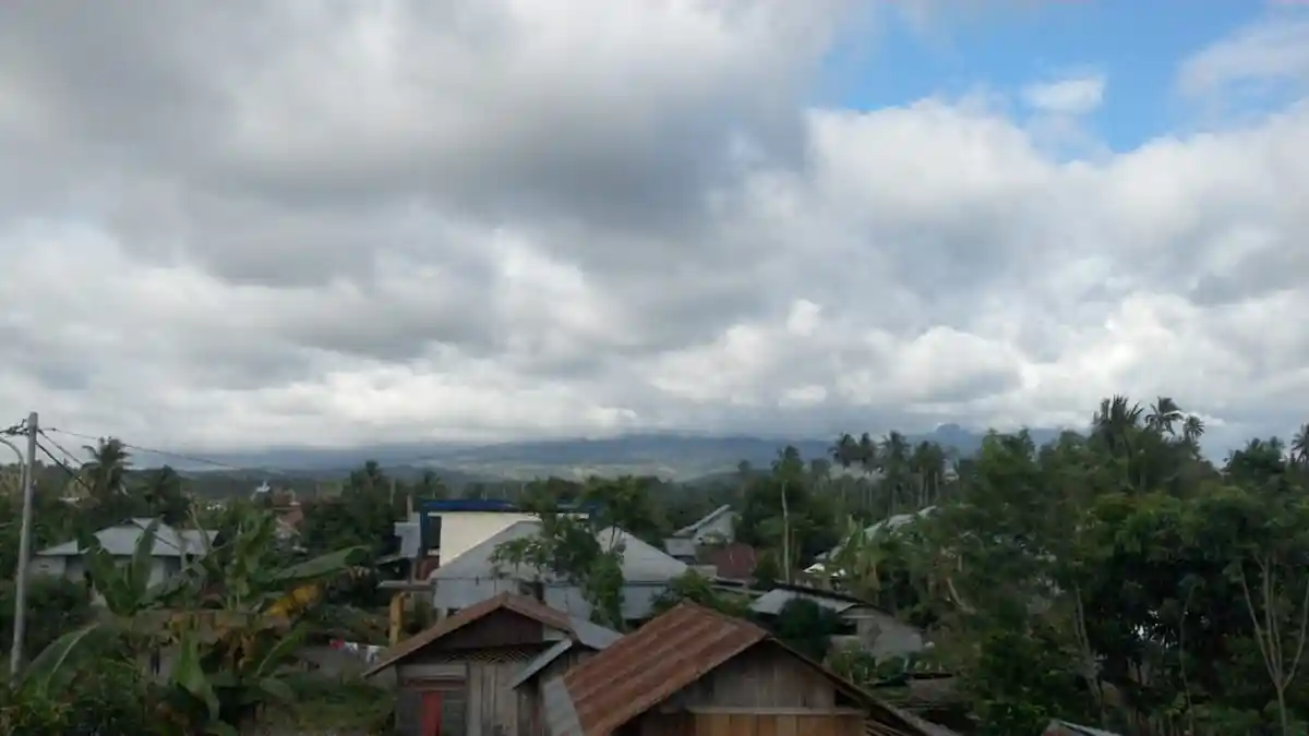 Pos Pengamatan Gunung Soputan Larang Warga Beraktivitas di Radius 4 Km dari Puncak