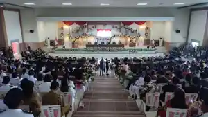 Ferdi-Guhuhuku-Tribun-Manado-pedagangPelantikan-Anggota-DPRD-Kabupaten.jpg