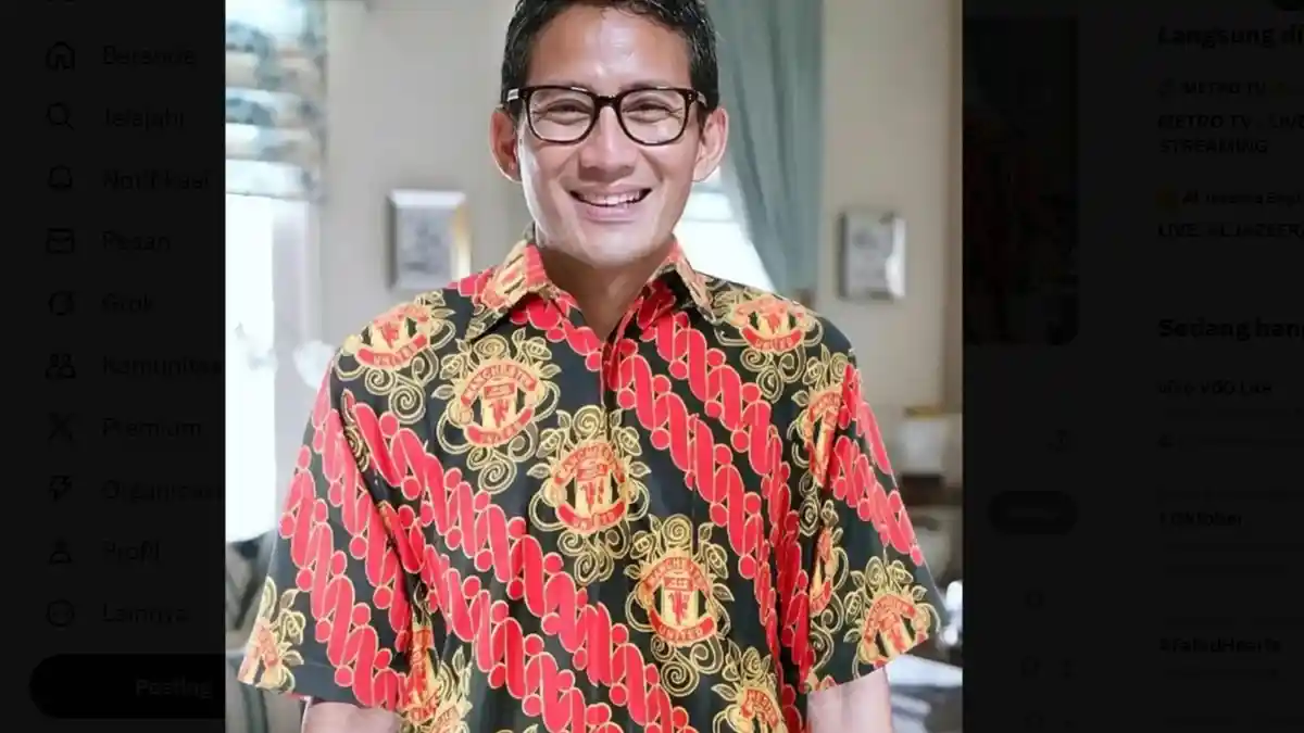 Pakai Batik Parang Corak S Berlogo MU, Sandiaga Uno: Pas Banget Kayak Performa Tim Bola Ini