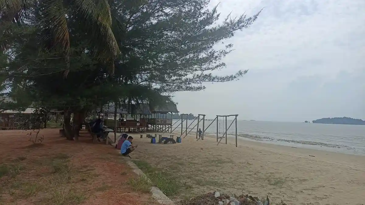 Menikmati Indahnya Pantai Timun di Karimun, Makin Lengkap dengan Air Kelapa Muda