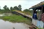 jembatan-desa-srigeni-oki-roboh-terseret-arus-sunai-kamis-2532021.jpg