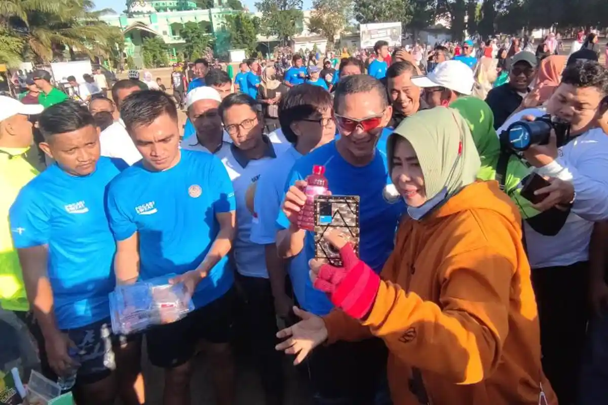 Menparekraf Sandiaga Uno Jawab Permintaan Pelaku UMKM di Kota Probolinggo, Beri Bantuan Freezer