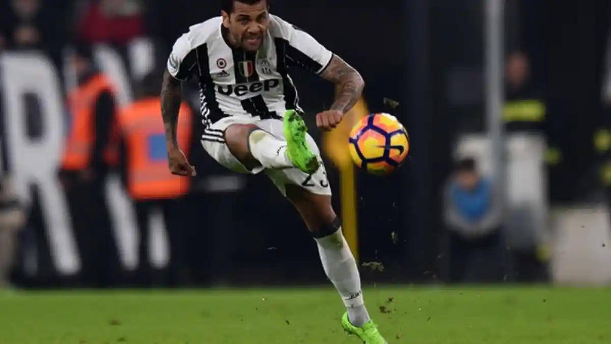 Dani Alves Conton Pemain Profesional kata Massimiliano Allegri
