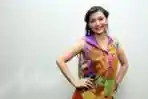 Thesa Kaunang Bergaya Acara Tahan Tawa
