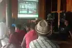 suasana-keluarga-khris-praing-nonton-pelantikan-secara-live-streaming.jpg