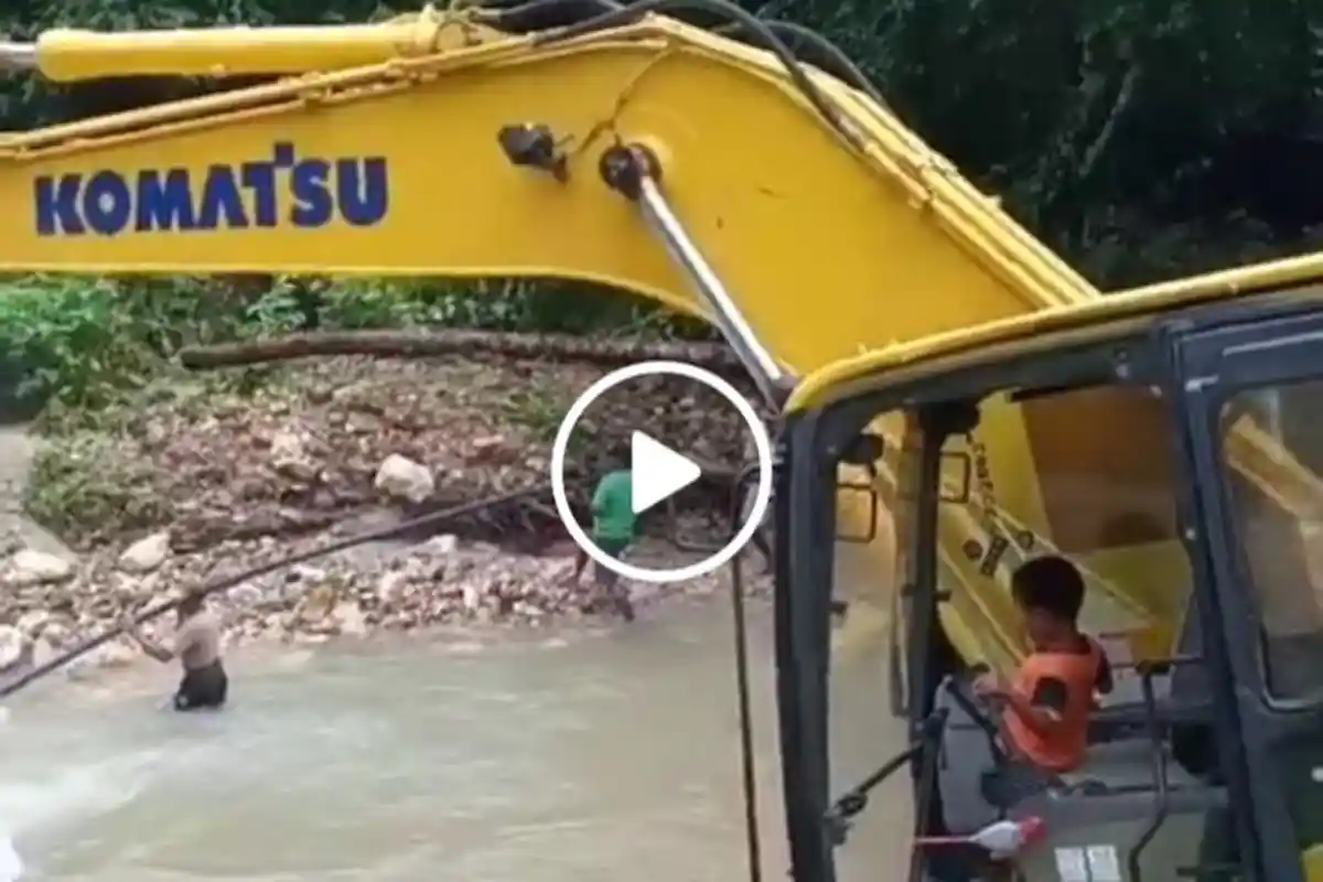 Video Viral Bocah Operasikan Eskavator, Bantu Warga Korban Banjir, Netizen: Terima Kasih Deo