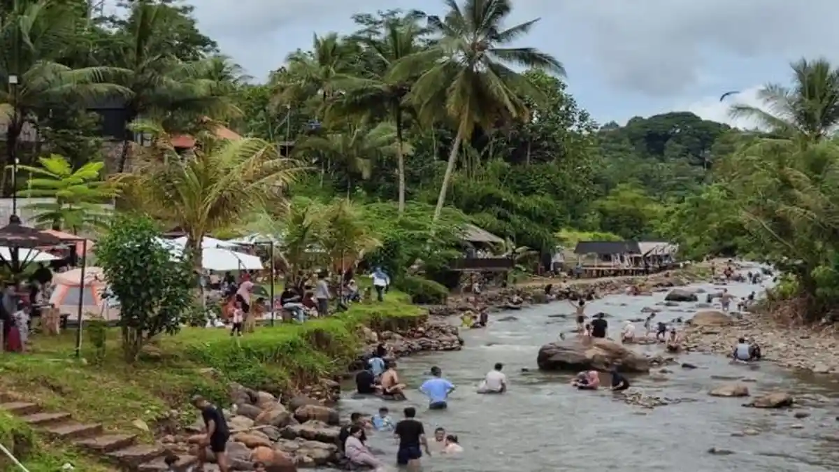 Riuh Tawa Keluarga di Tepi Sungai Cinangka Serang, Menikmati Wisata di ...