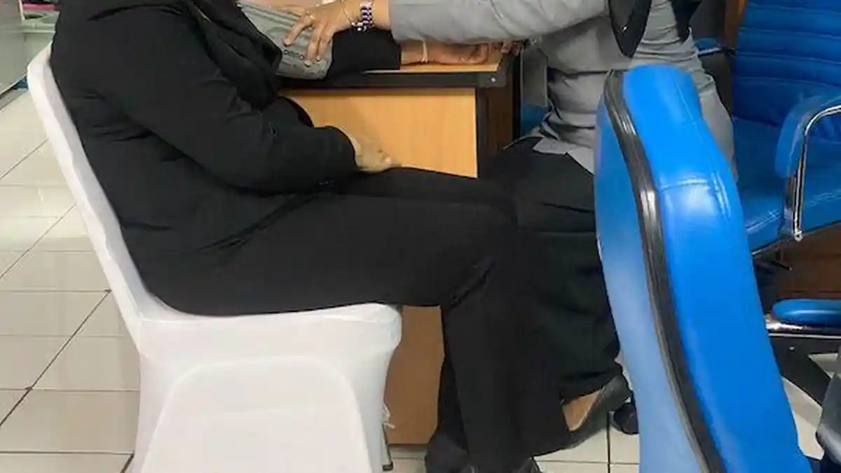 Potret Putri Candrawathi Dieksekusi ke Lapas Pondok Bambu: Pakai Baju Serba Hitam dan Boots Ankle