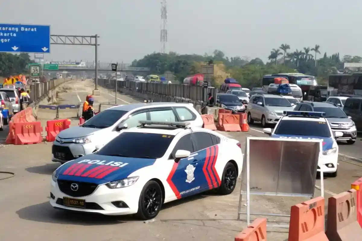 Mulai Padat, 'Contra Flow' Mulai Diberlakukan di Tol Jakarta-Cikampek KM 35 Hingga KM 47