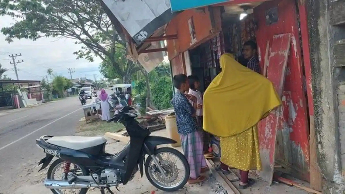 Pikap L300 Hantam Mobil Parkir dan Kios di Pinggir Jalan