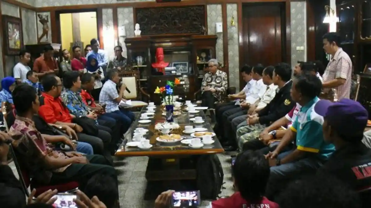 Kiat Gubernur Ganjar Tetapkan UMK 24 Daerah di Jateng Lampaui PP 78
