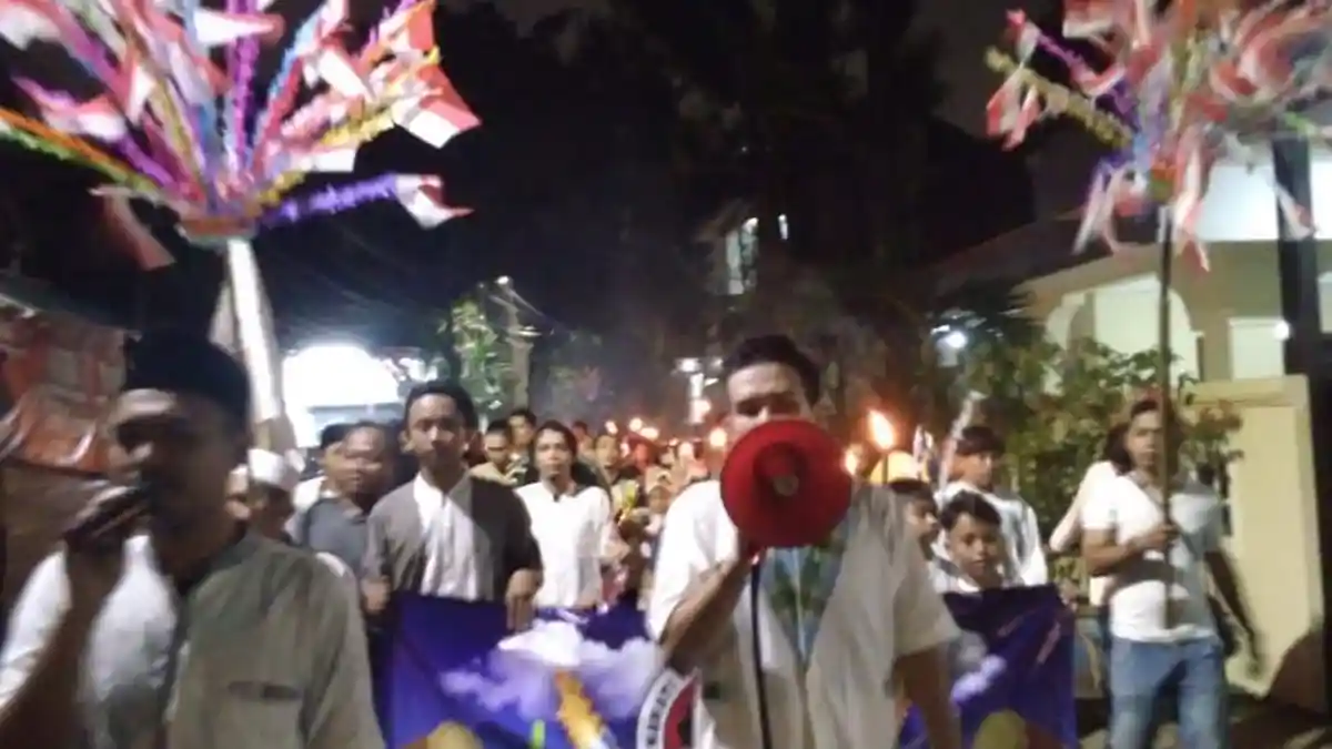 Lestarikan Tradisi, Warga Cilandak Pawai Obor Sambil Beri Santunan