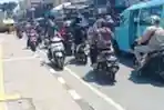 Banyak Pengendara Motor Melawan Arus Saat Jalan Macet