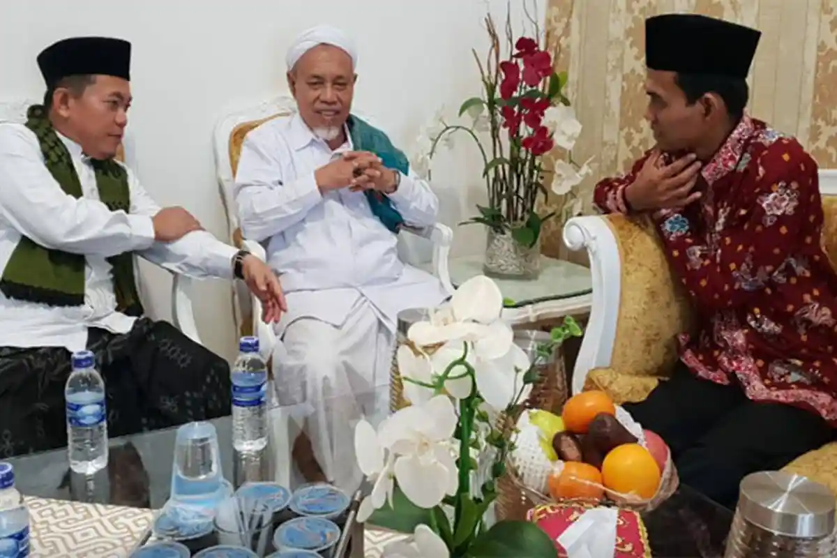 Kisah Inspiratif yang Mengharukan Ini Membuat Ustadz Abdul Somad Meneteskan Air Mata