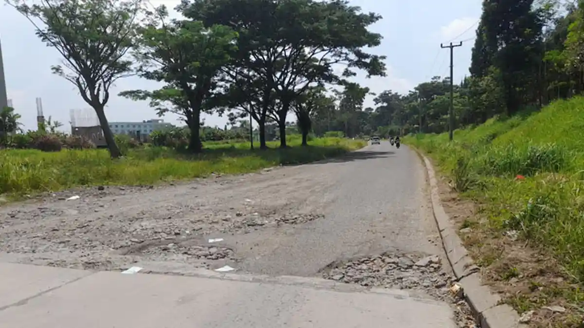Baru Separuh Diperbaiki, Warga Kelurahan Mulyaharja Keluhkan Jalan Rusak