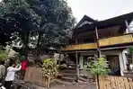 BREAKING NEWS: Bus Bawa 19 Penumpang Tabrak Rumah Warga di Laliko Polman, 6 Luka-luka