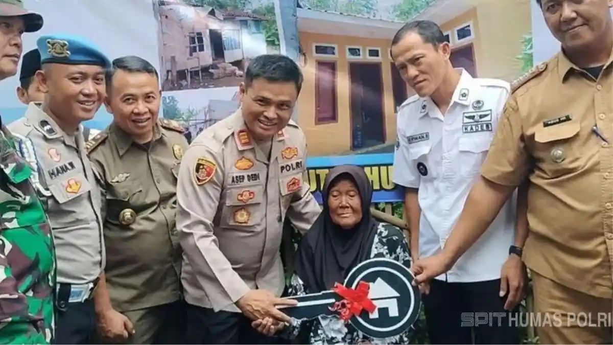 Polresta Bandung Bedah Rumah Emak Awang Jadi Lebih Layak Huni